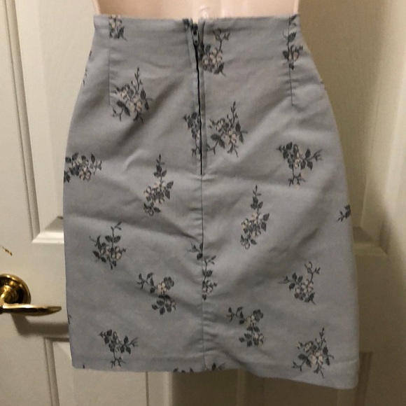 Gave away in bundle 🌺 Gray skirt w/ floral design - Picture 3 of 5
